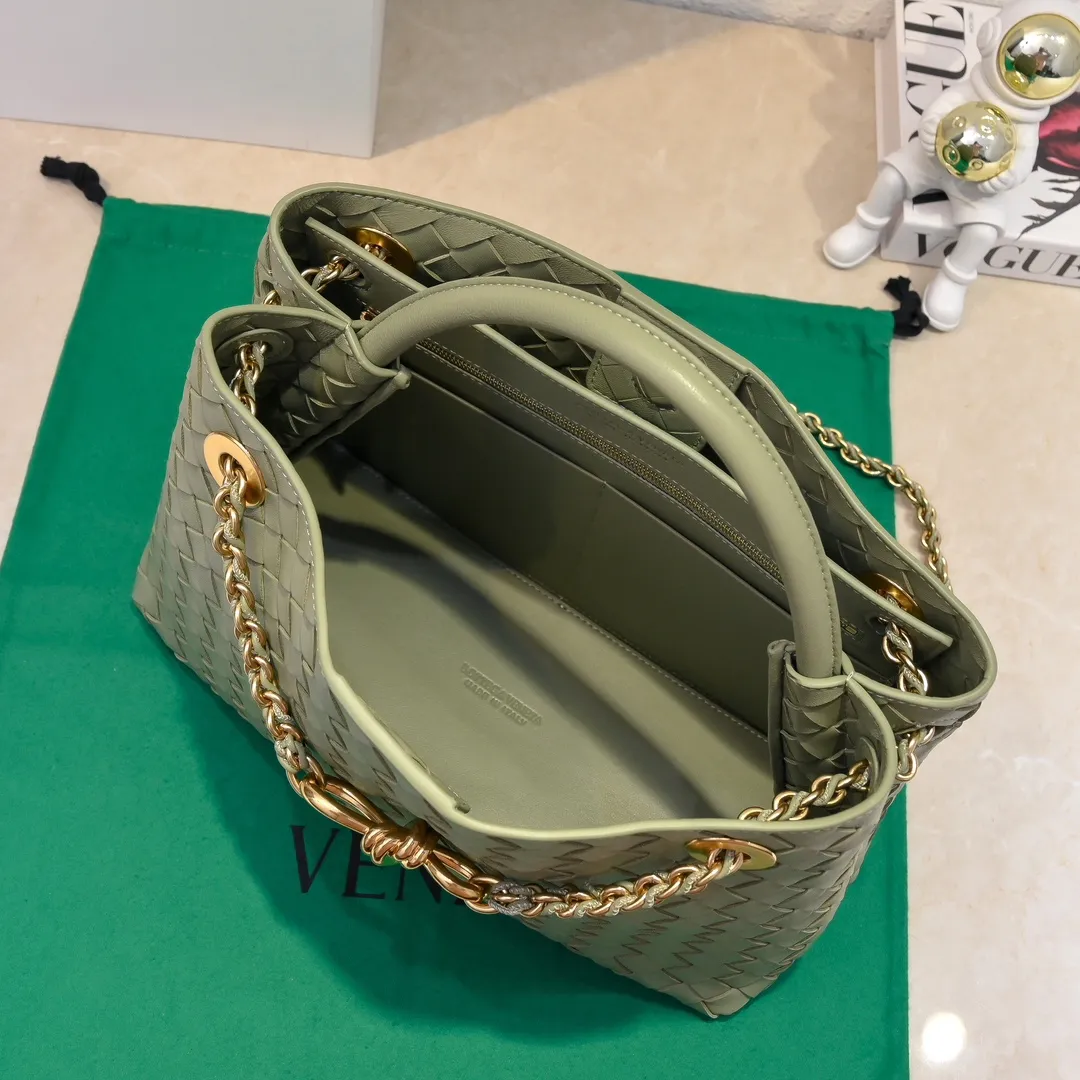 Batch 2460 BOTTEGA VENETA 2024 spring and summer new small ANDIAMO chain bag is also available! 🔥🔥I believe many friends have been waiting for a long time. The metallic chain adds a touch of sophistication to the original softness and elegance of Andiamo. The collision of classic craftsmanship and elegance creates a different kind of beauty. Style number: 6009 Size: 32*24*12cm